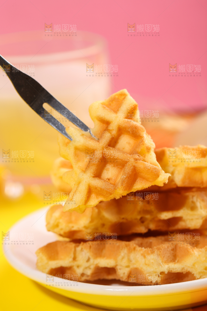 叉子叉着华夫饼