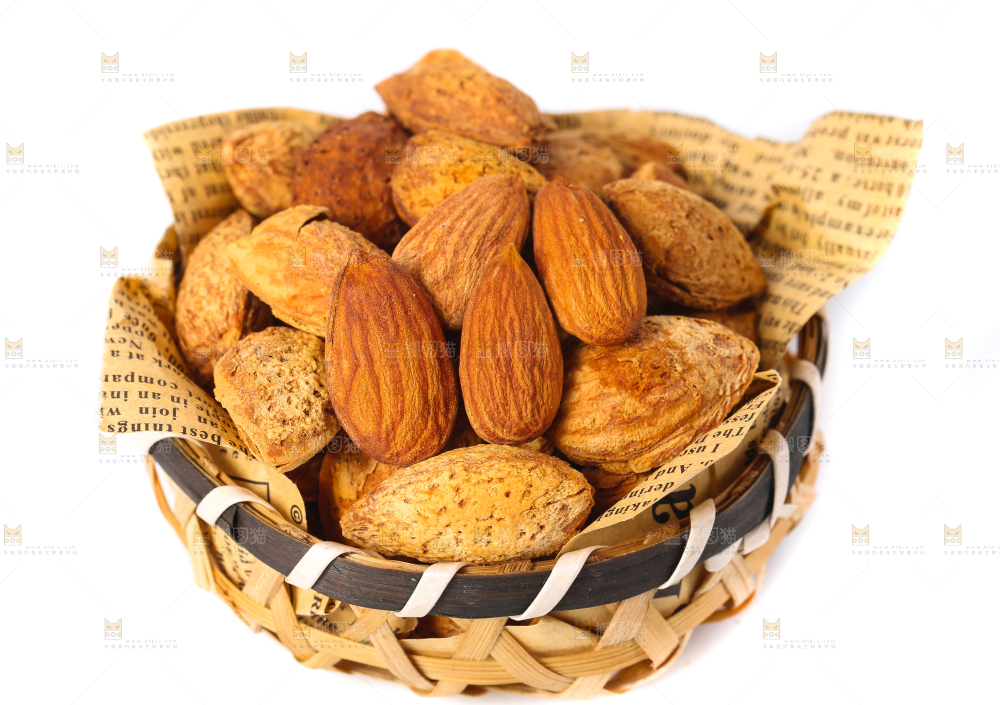 白底上放着一筐巴旦木