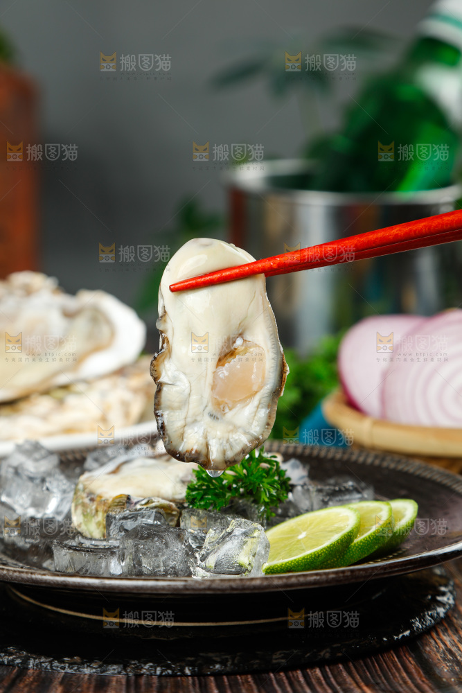 筷子夹着生蚝