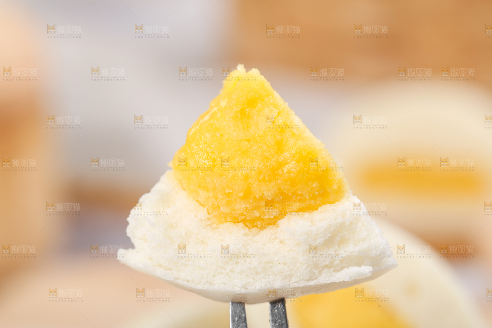 叉子上叉着广式奶黄包