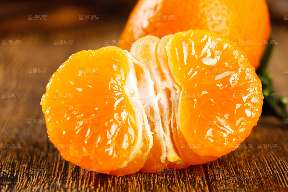 木底上摆放着蜜橘