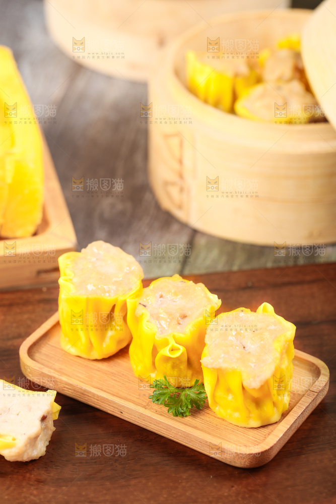 盘子里装着猪肉烧麦