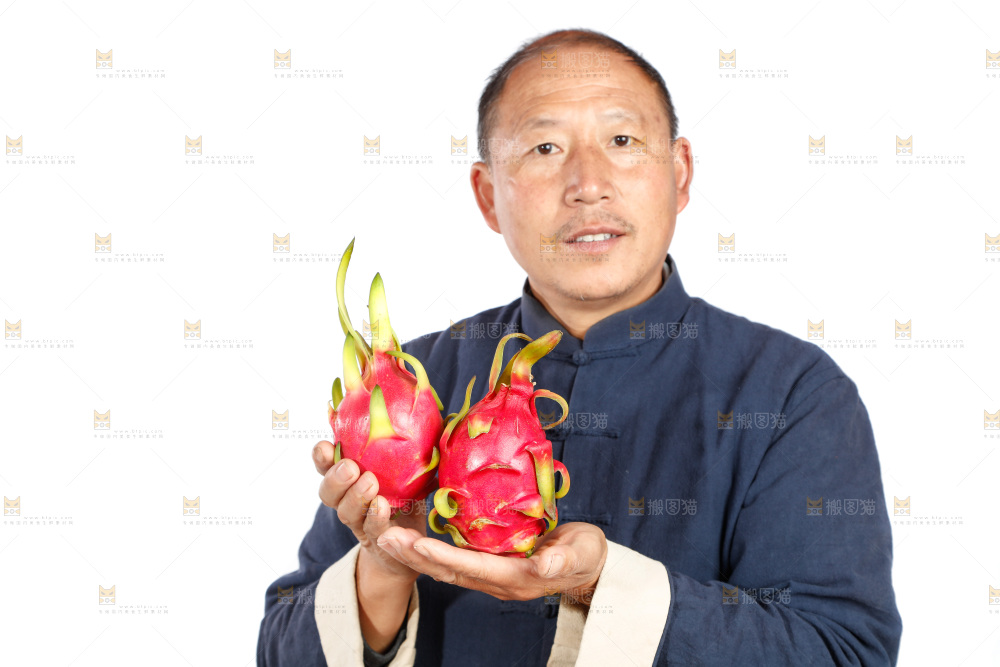 农民手里拿着火龙果