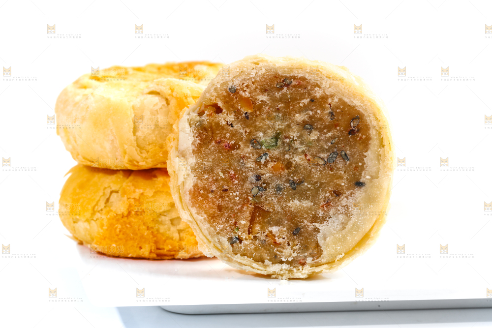 白底上放着一盘酥皮月饼
