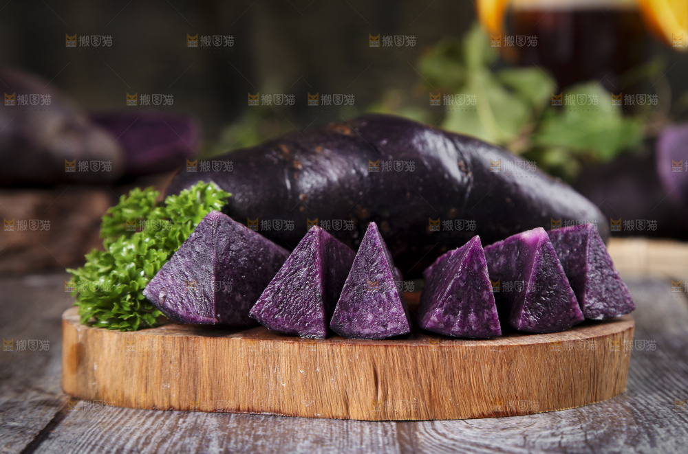 木板上的新鲜黑土豆