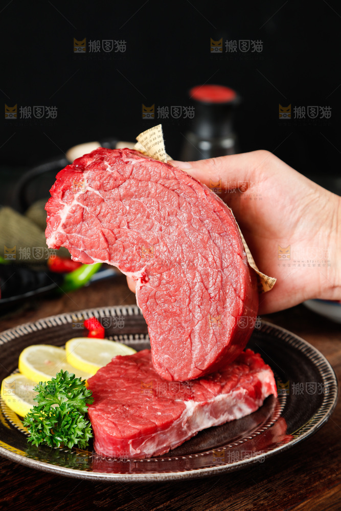 手拿一块牛肉