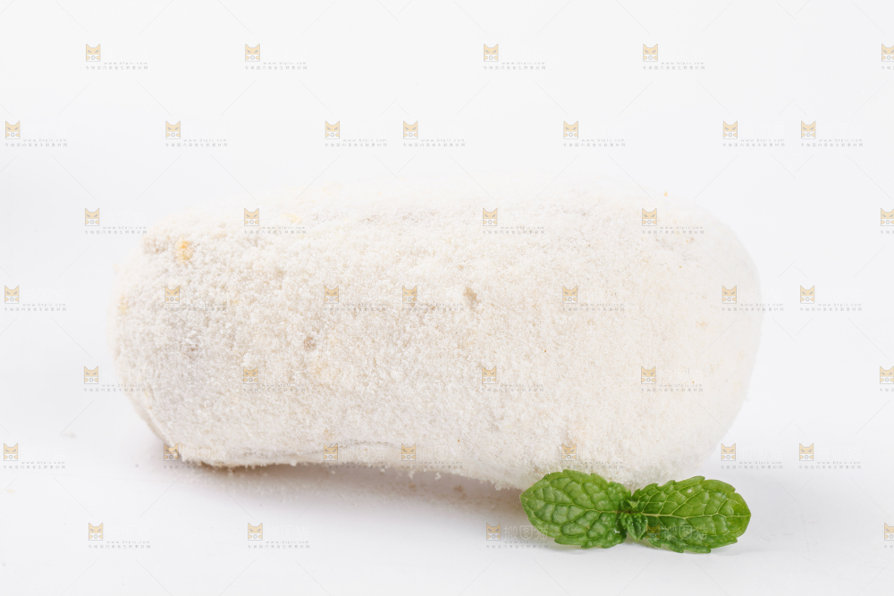 白底上摆放着雪枣