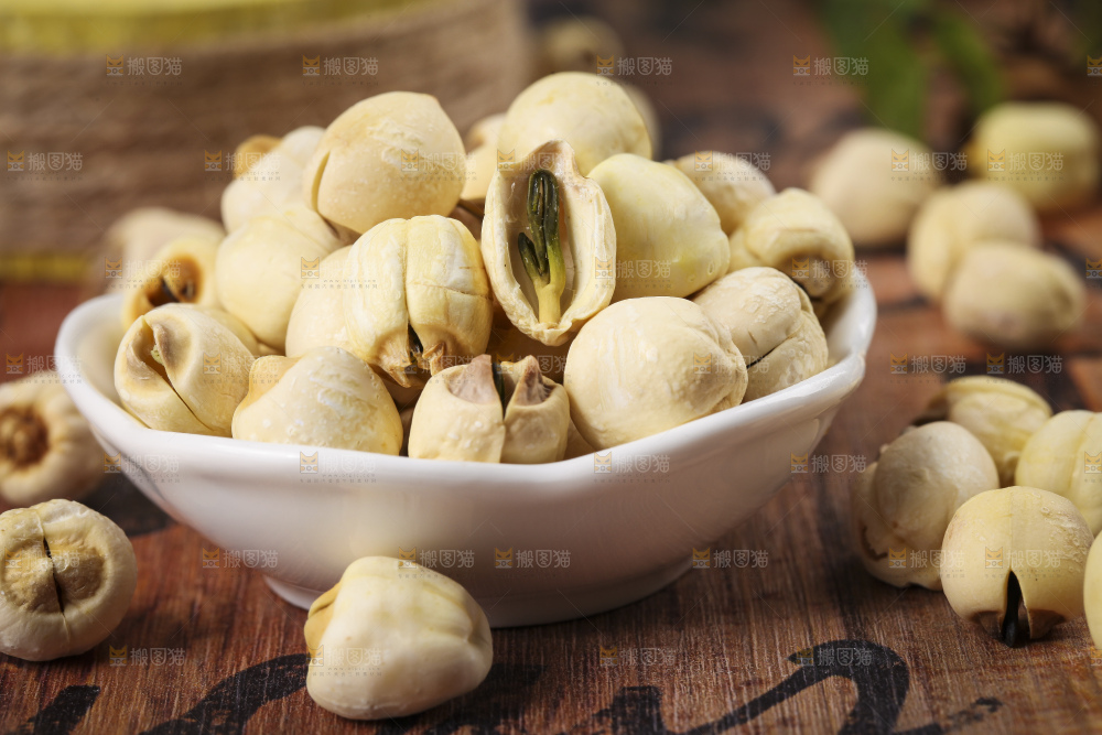 碗里装着洪湖干莲子