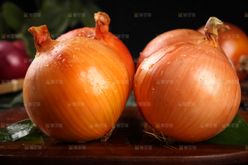 深底上放着黄皮洋葱