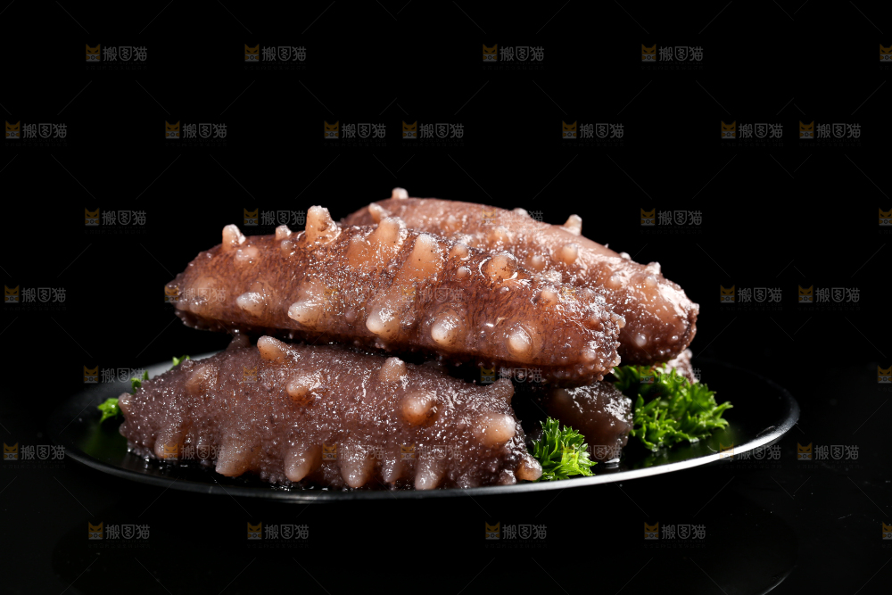 黑底上放着一盘刺参