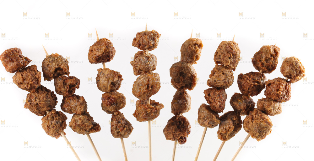 白底上的肉丸串