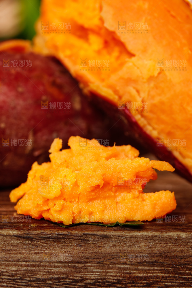 木板上放着红心蜜薯