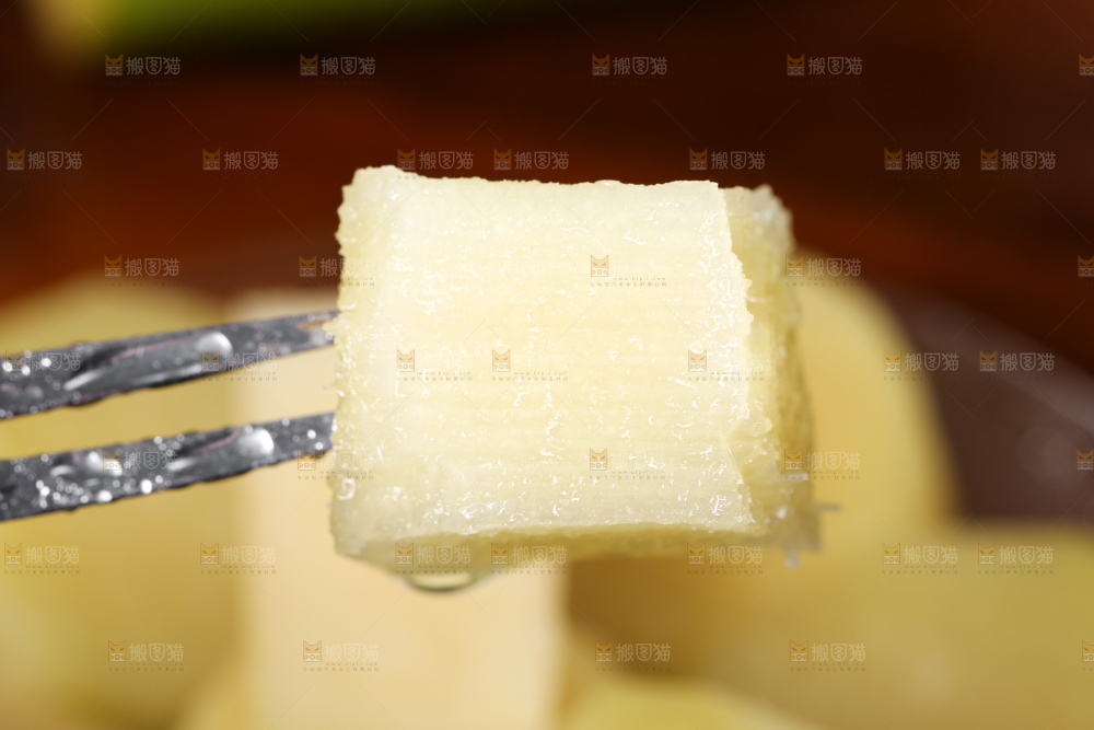 叉子叉着一块甘蔗