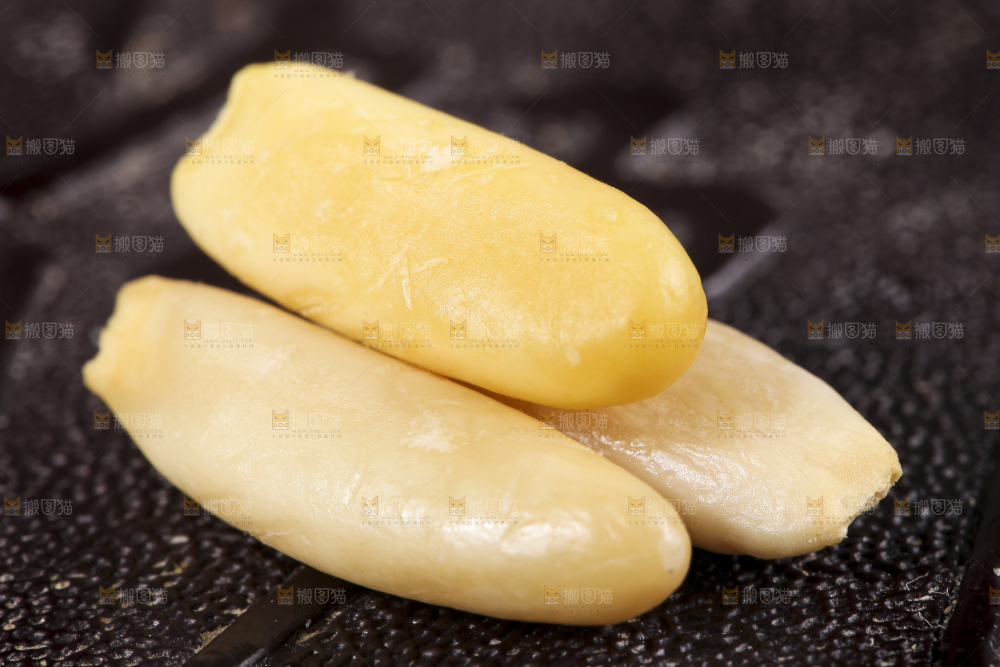 黑底上的巴西松子