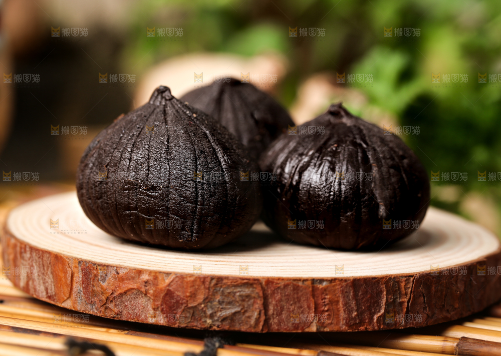 木板上的山东黑蒜头