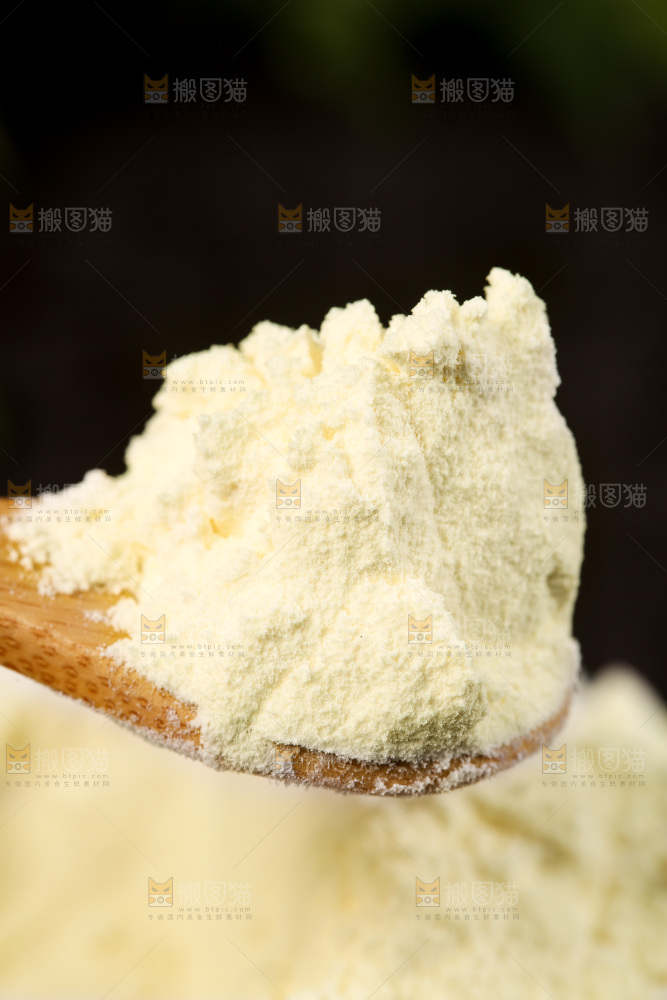 勺子里的奶粉