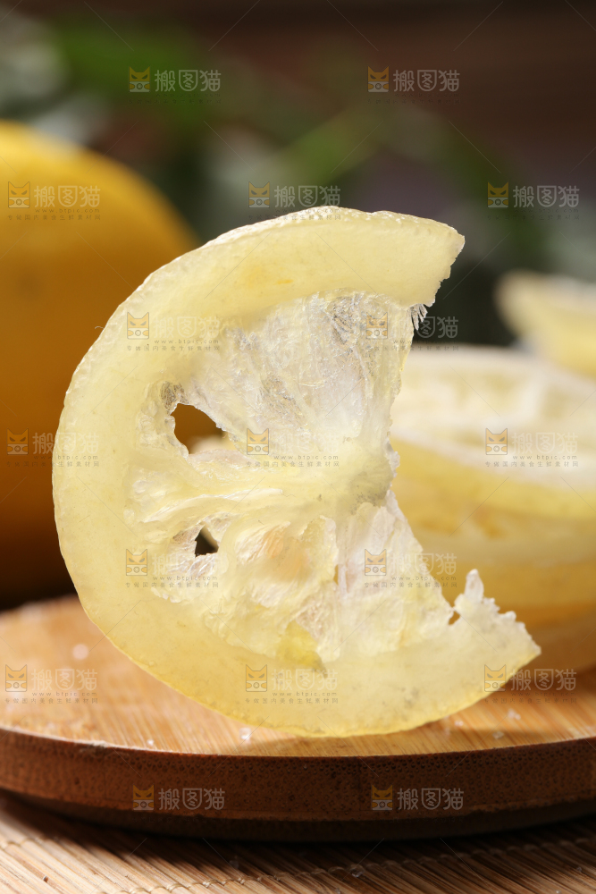 木板上的柠檬片