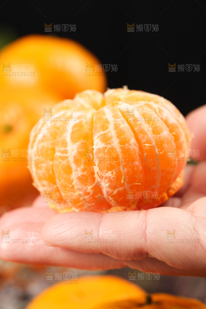 手拿剥皮的沙糖桔