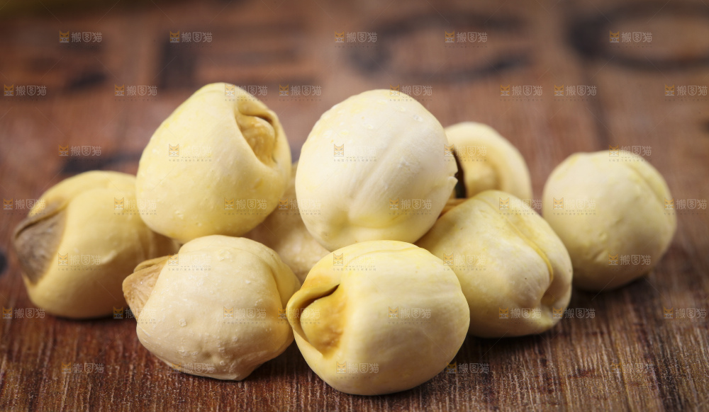 木板上放着干莲子
