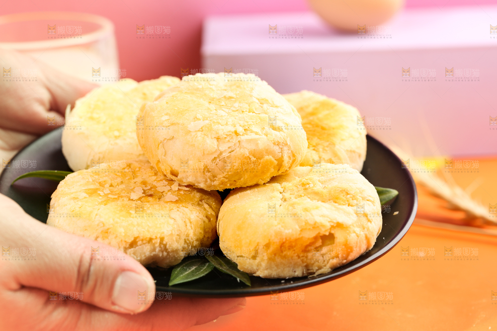 手拿一碟苏式月饼