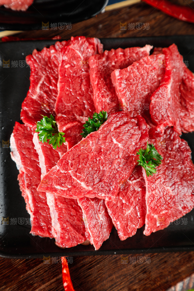木底上放着一盘鲜牛肉片