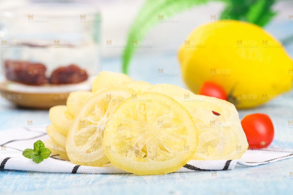 白格子底上的柠檬干片