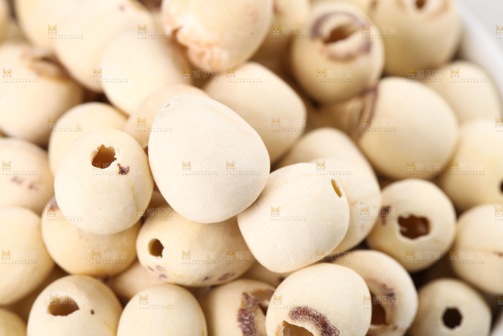 碗里装着干莲子