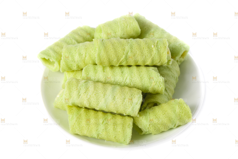碟子里装着抹茶蛋卷