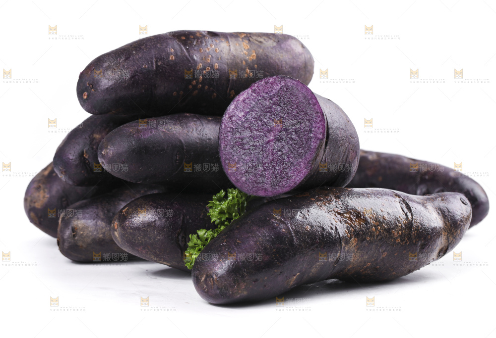 白底上摆放着紫色土豆