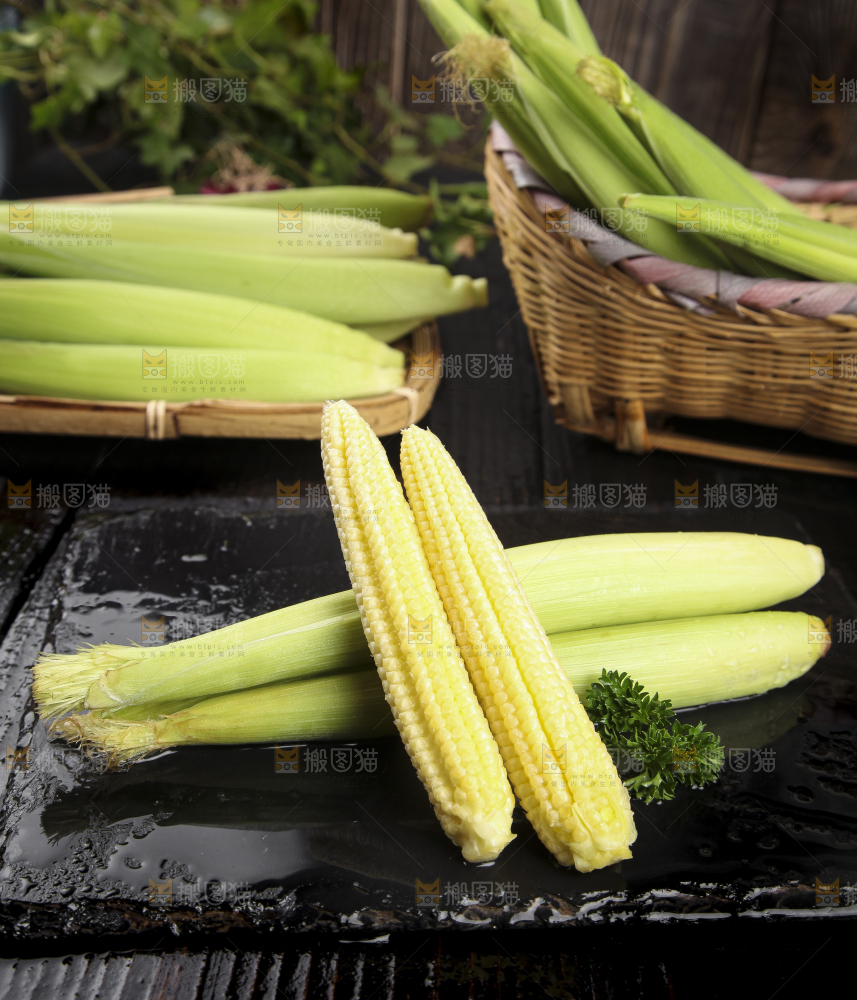 黑石板上放着水果玉米笋