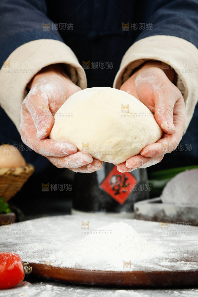 手拿面团