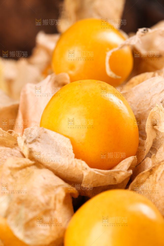 竹篮里放着菇娘果