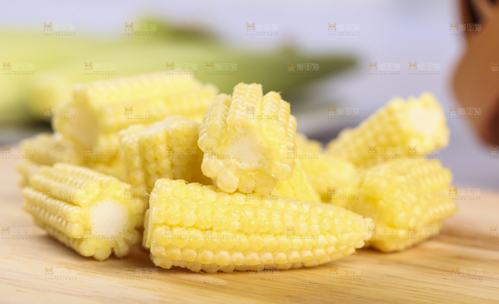 木板上的迷你玉米棒