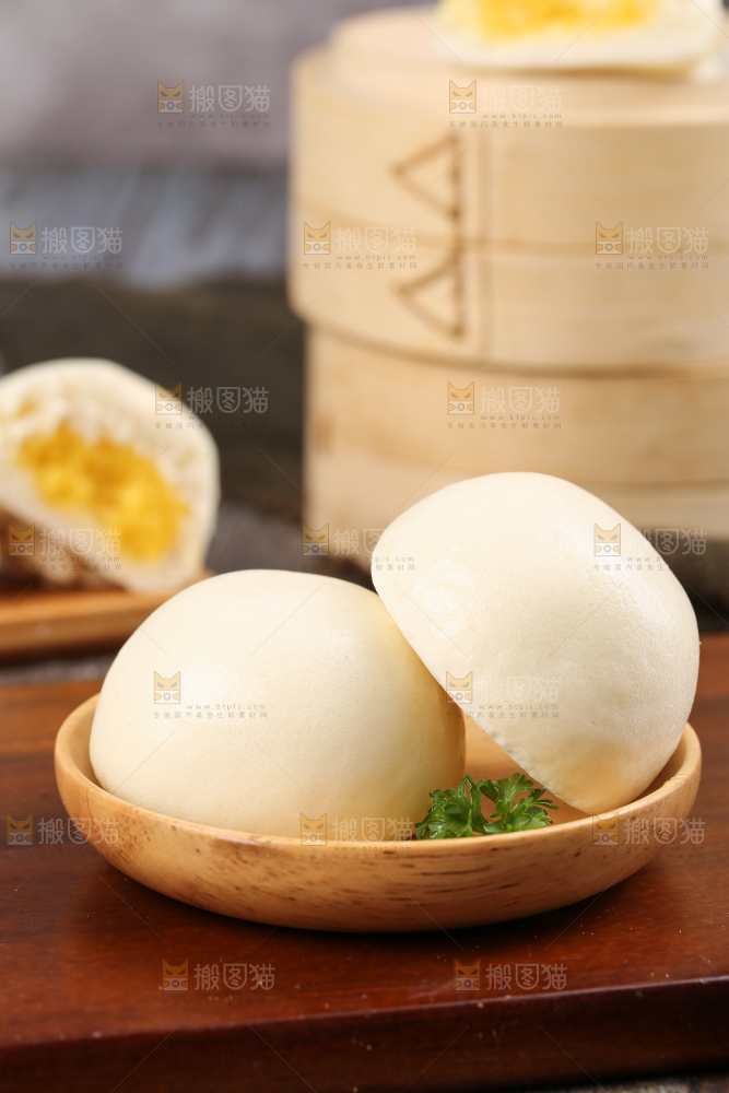 盘子里的奶黄馅包子
