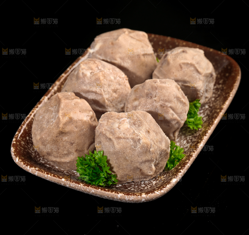 一盘潮汕牛肉丸放在黑底上
