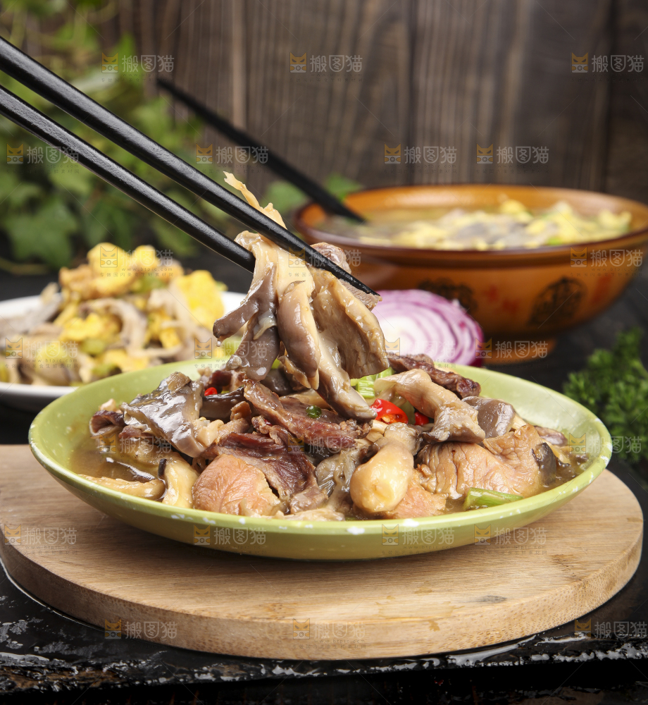 盘子里装着平菇炒肉