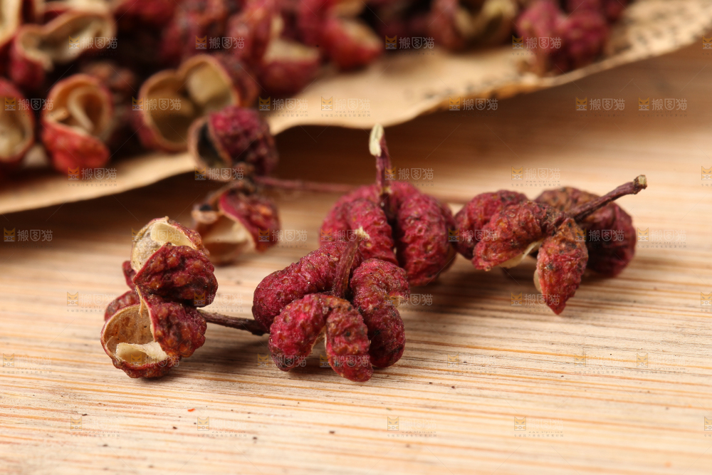 木板上的干花椒