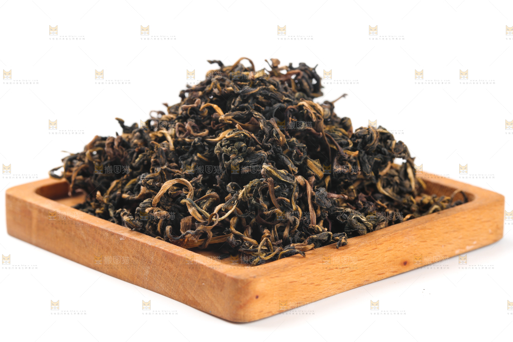盘子里放着蒲公英茶