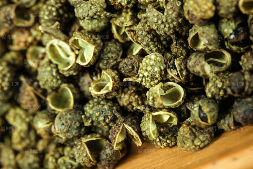 木底上摆放着藤椒
