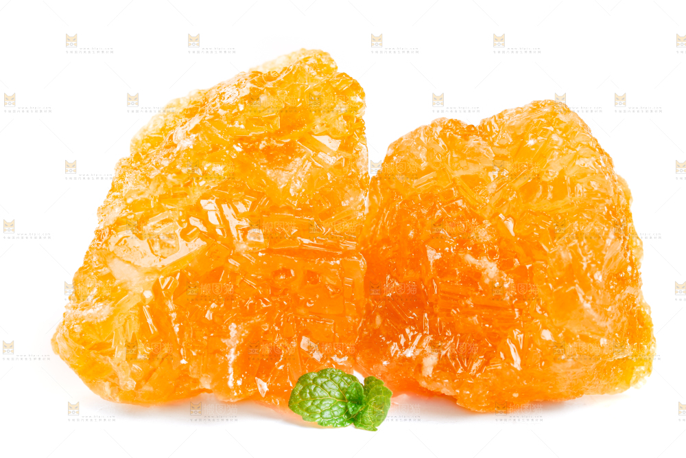白底上摆放着黄糖块