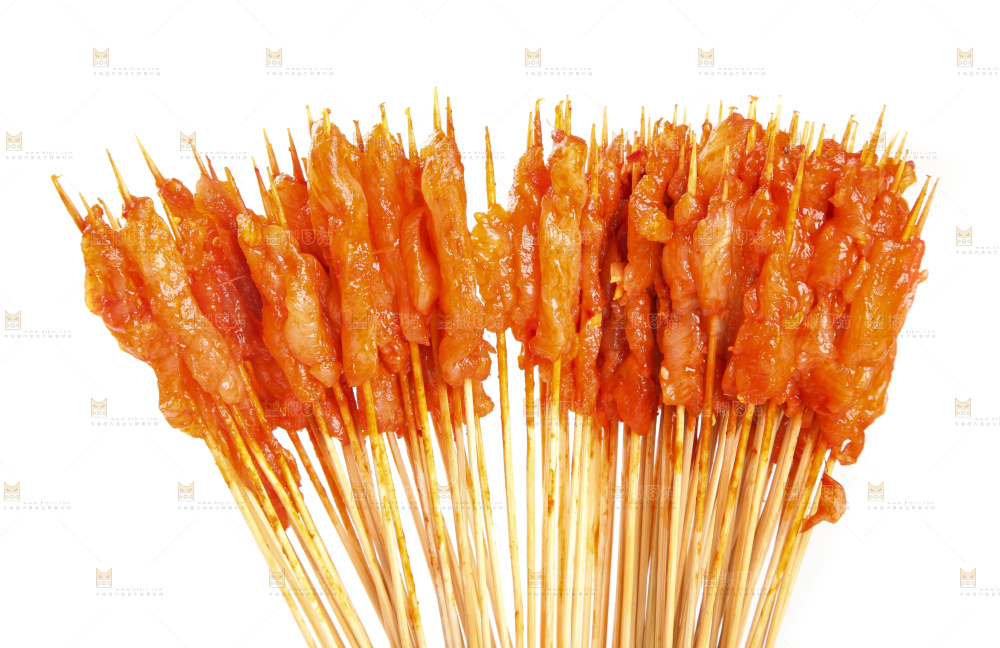 白底上放着肉串