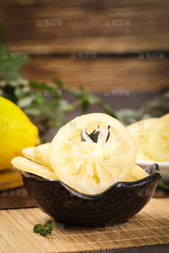 木板上的柠檬片