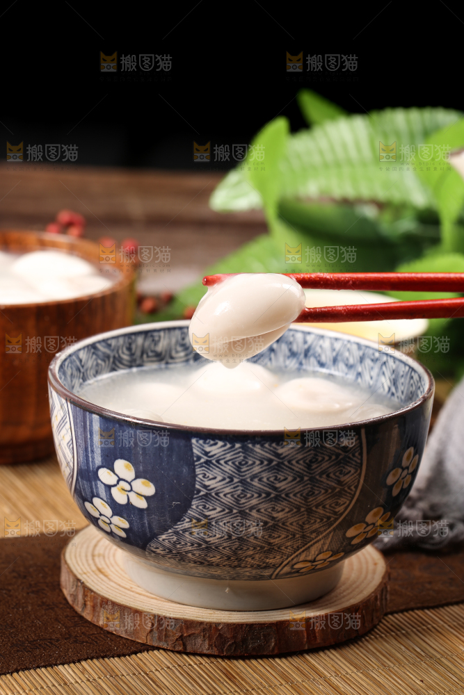 汤碗里放着汤圆