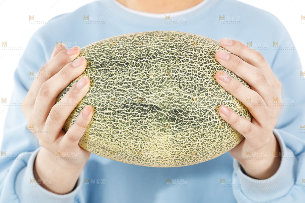 手里抱着哈蜜瓜