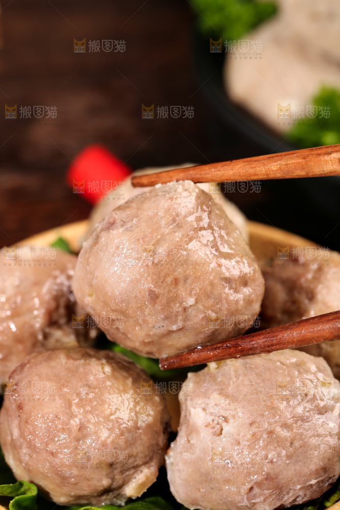 筷子夹着牛肉丸