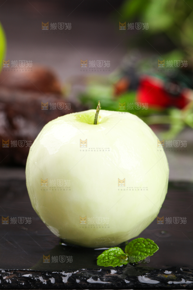 黑底上放着削皮的牛奶枣