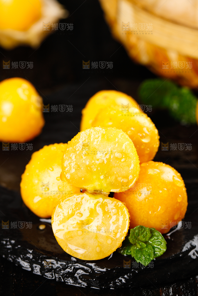 黑石板上放着灯笼果
