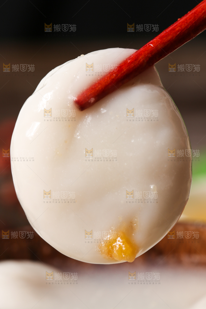 筷子夹着汤圆
