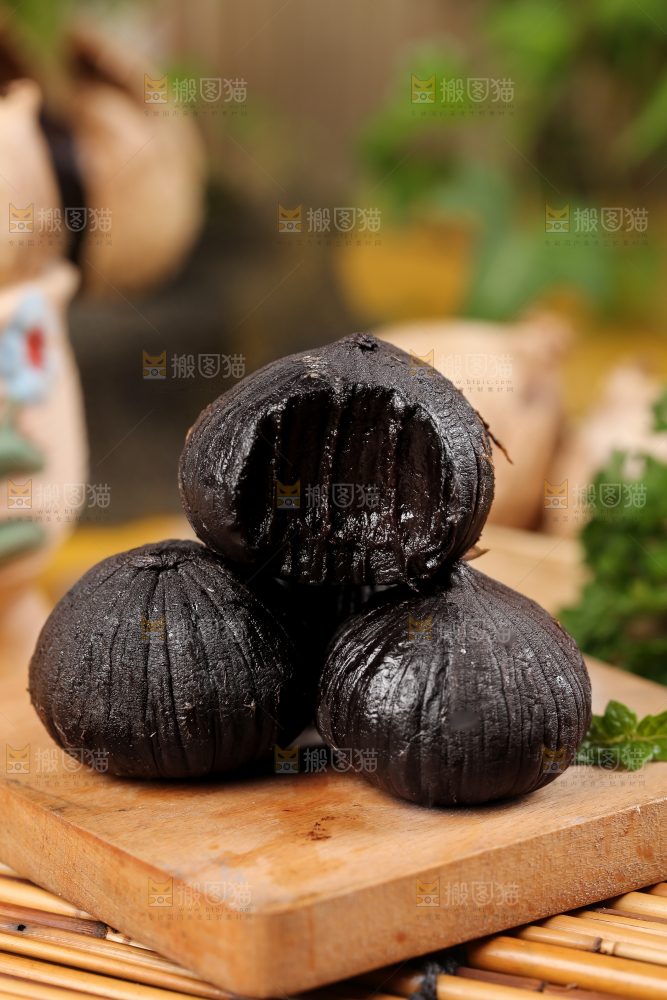 竹底上放着一盘黑蒜