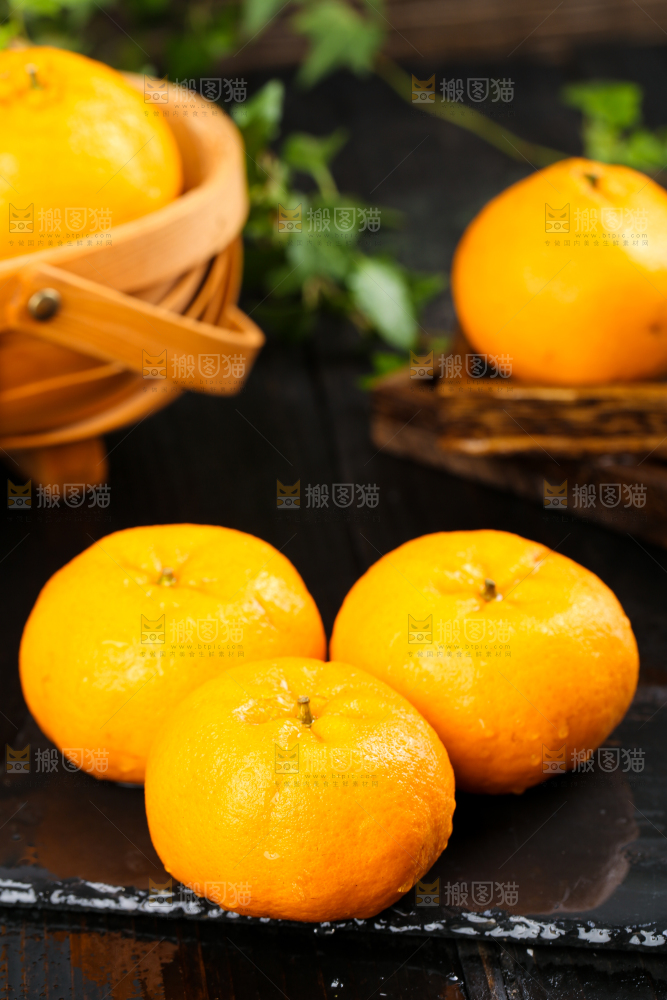 黑石板上的椪柑橘